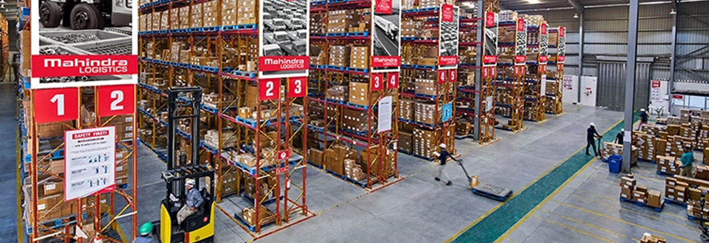 Vertical racking storage in a warehouse